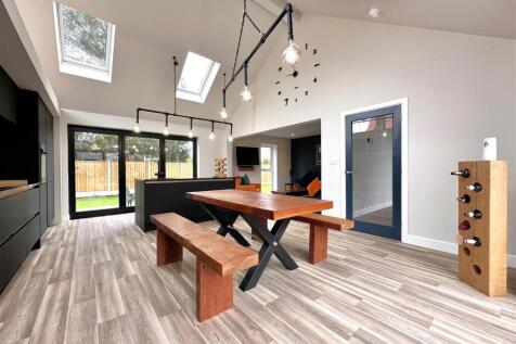 Spacious Family Kitchen 236