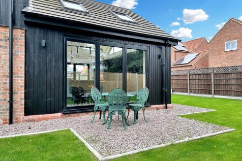 BI-FOLD DOORS & Seating Area 280