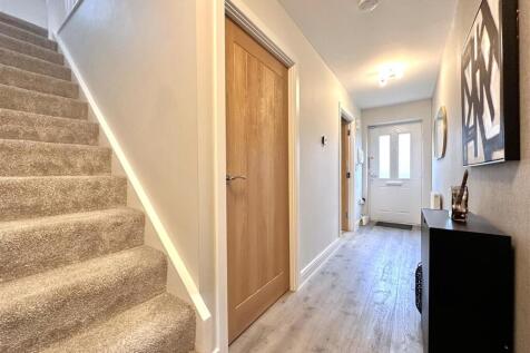 Inviting Entrance Hall 817