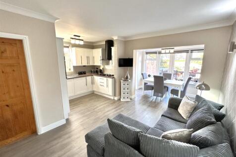 OPEN-PLAN Living/Dining Space 216