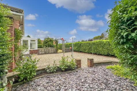 Landscaped Side Garden 867