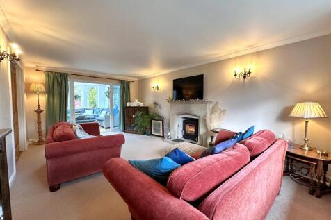 Spacious Living Room 224