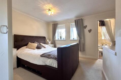Master Bedroom Into En-Suite 299