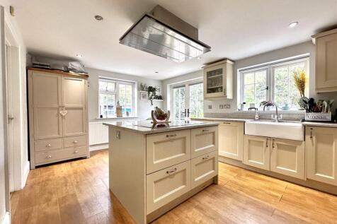 Modern Kitchen With Island &amp; French Doors 043