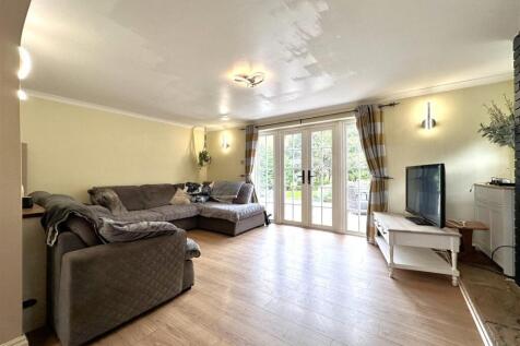 Generous Living Room 986