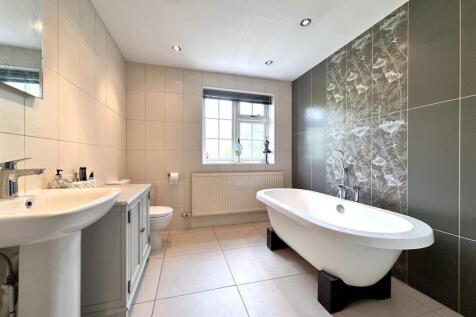 Stylish Family Bathroom 078