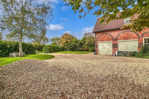 Substantial Gravelled Driveway 972