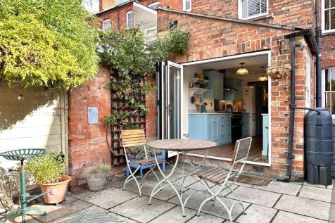 BI-FOLD DOORS Out To Entertainment Area 488