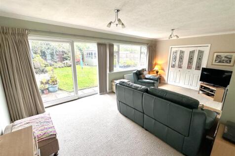 Spacious Living Room 948