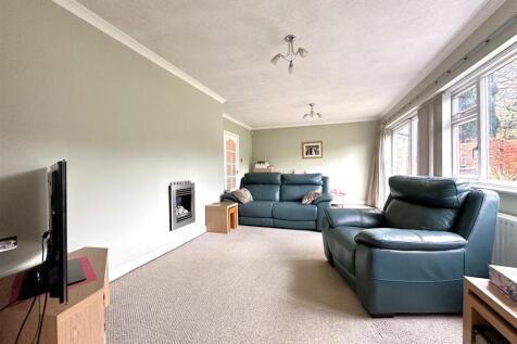 Sizeable Reception Room 957