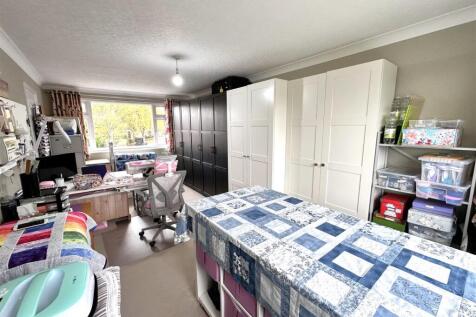 Dual-Aspect Master Bedroom 925