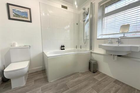 Modern Family Bathroom 525