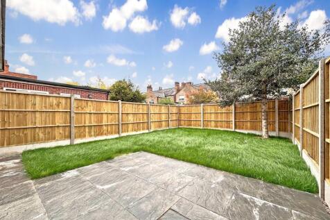 Well-Appointed Private Garden 498