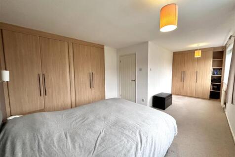 Bedroom One With Dressing Area 727