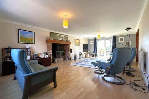 Generous Living Room 981