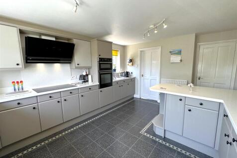 Expansive Kitchen 969