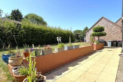 Large &amp; Private Side Garden 013