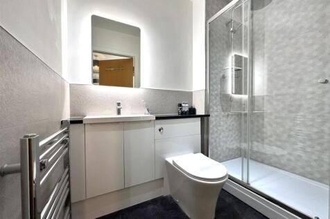 Stylish En-Suite Shower Room 258
