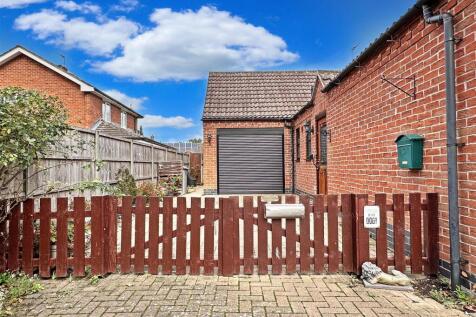 Gated Block Paved Driveway 120