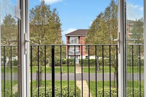 Balcony &amp; Tree-Lined Outlook 282