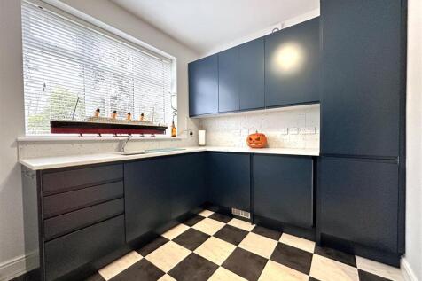 Large Utility Room 072