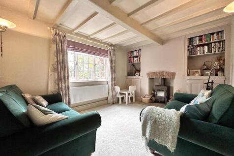 Lovely Beamed Lounge 816