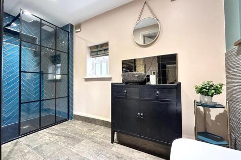 Stylish GF Shower Room 839