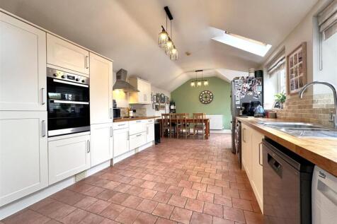 Spacious Kitchen/Diner 880