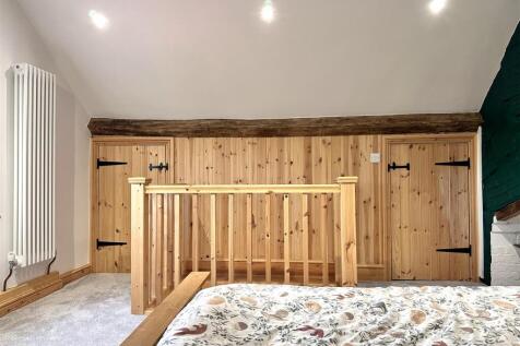 Extensive Eaves Storage 766