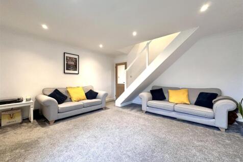 Sizeable Reception Room 322