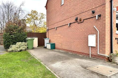 Generous Private Driveway 635