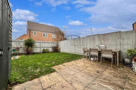 Garden With Paved Seating Area 106