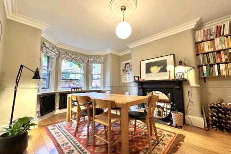 Bay-Fronted Dining Room 521