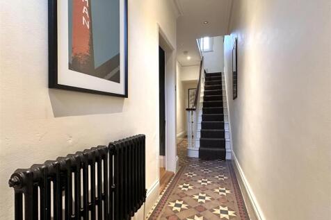 Inviting Entrance Hall 561