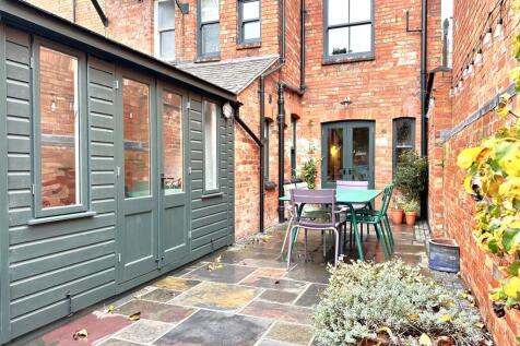 Wonderful Outdoor Entertainment Space 735