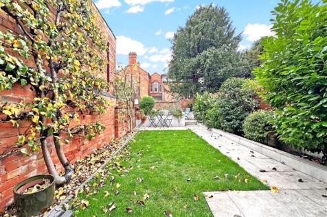 Well-Appointed Landscaped Garden 715