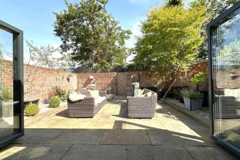 BI-FOLD DOORS out to Landscaped Garden 205