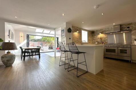 OPEN-PLAN Living/Dining Kitchen 134