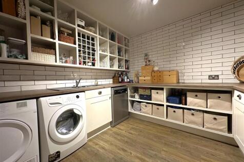 Large Utility Room 185