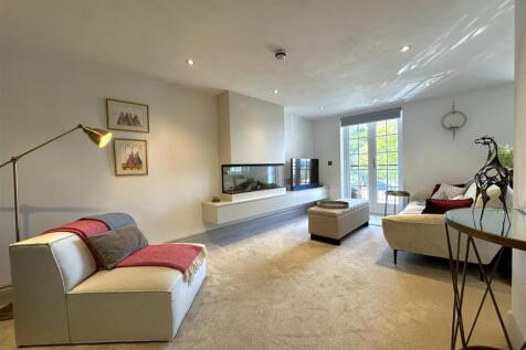 First Floor Lounge With French Doors 042