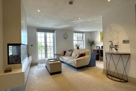 Generous L-Shaped Lounge 062