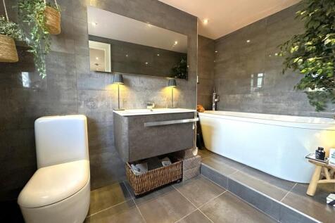 Luxurious En-Suite Bathroom 089