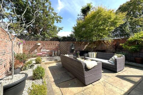 Lovely Landscaped Walled Garden 224