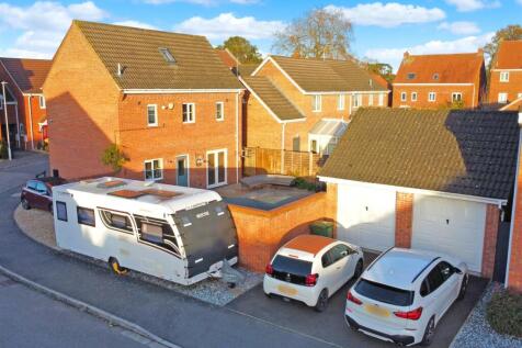 Double Garage &amp; Ample Parking 811