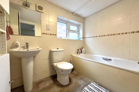 First Floor Bathroom 093