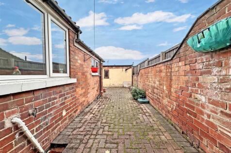 Low-Maintenance Rear Courtyard 063