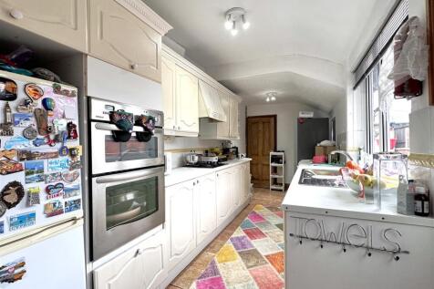 Spacious Kitchen 031