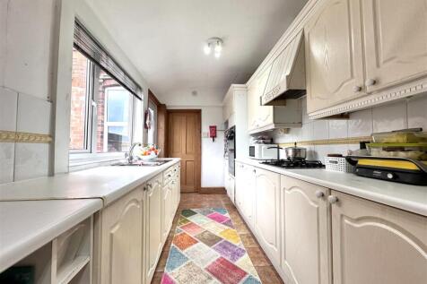 Well-Appointed Kitchen Space 040