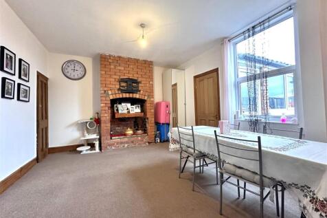 Generous Dining Room 046