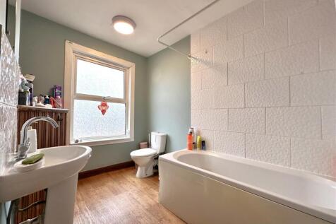 First Floor Bathroom 019